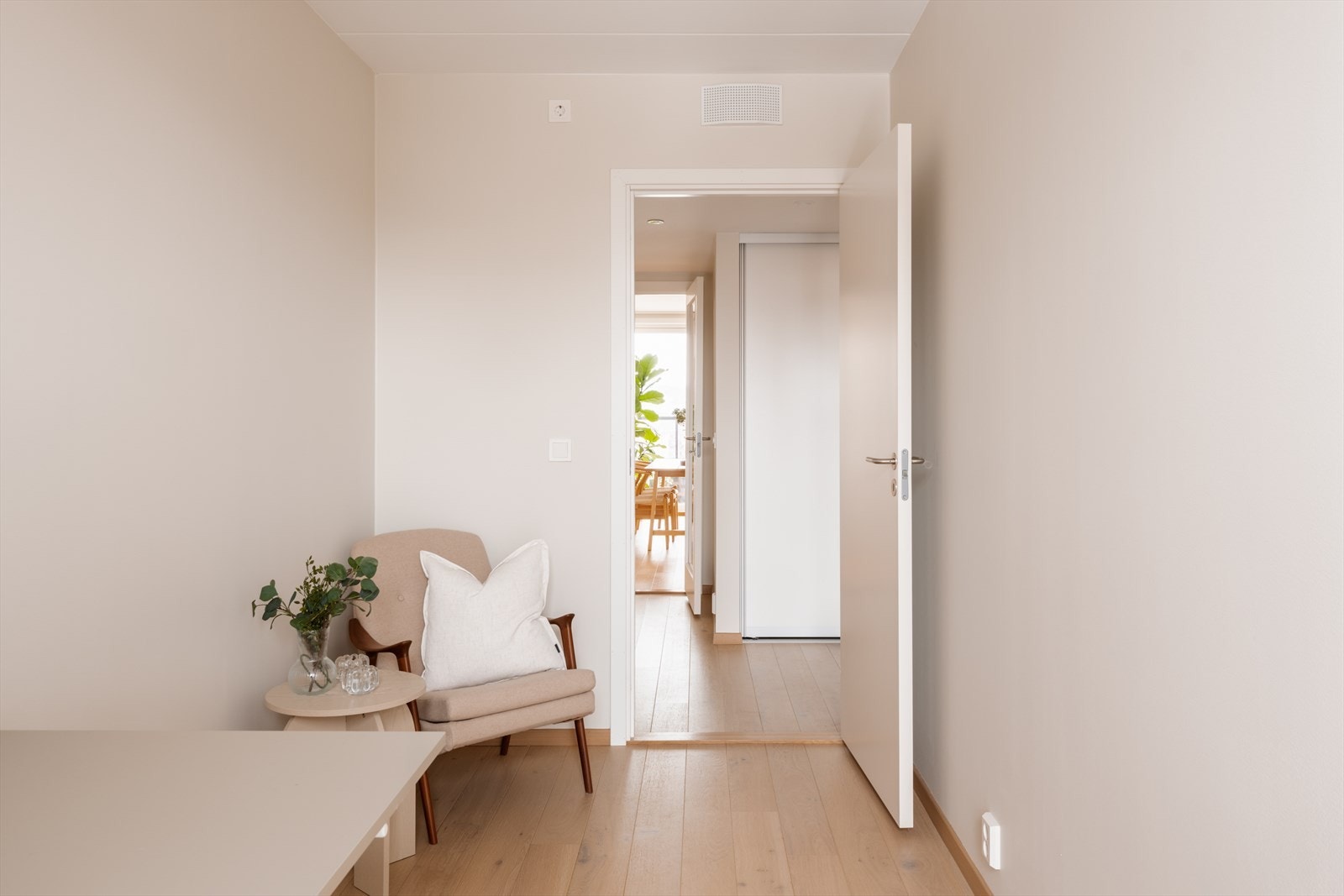 Leiligheten er gjennomgående og har mye lys fra begge sider. Galleribilde