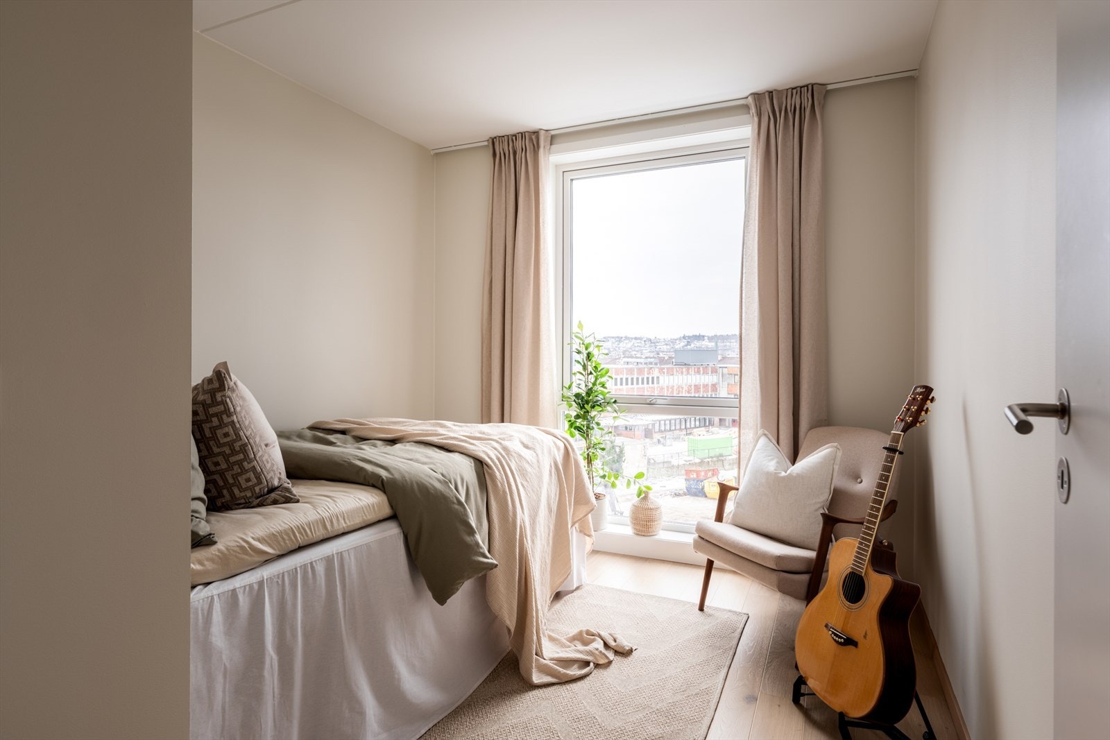 Leilighetens tredje soverom er romslig med mye lys fra det store vinduet. Galleribilde