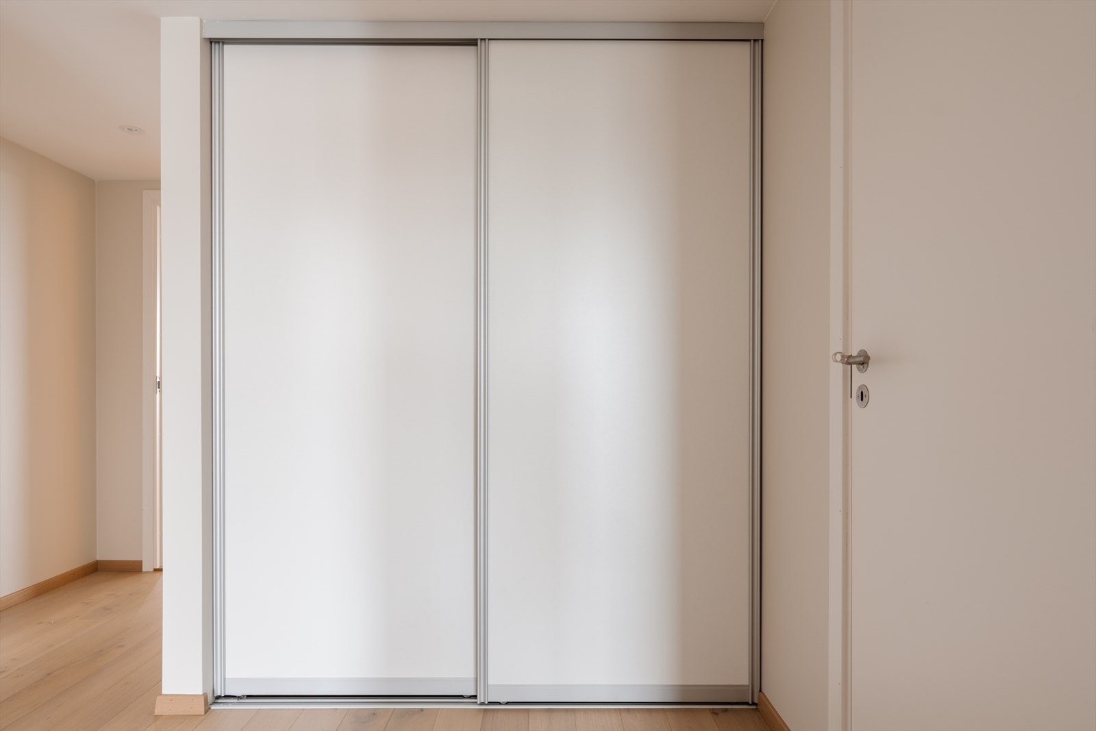 En stor skyvedørsgarderobe gir plass til både yttertøy og sko. Galleribilde