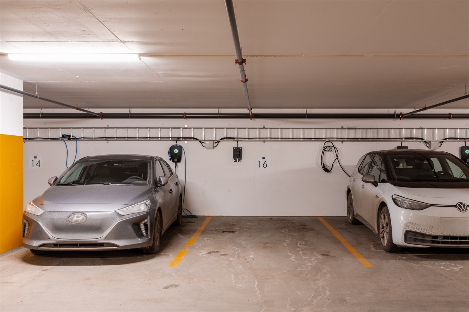 Parkeringsplass nr. 16 medfølger leiligheten. Det er mulighet for både kjøp og leie av elbil-lader. Galleribilde