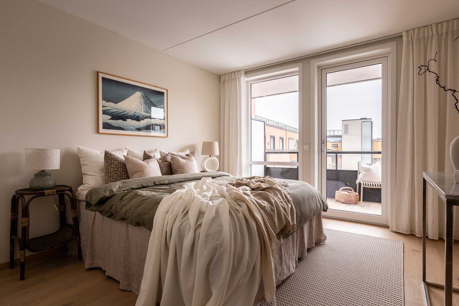 Vakkert hovedsoverom med god plass til stor dobbeltseng og nattbord på sidene. Galleribilde