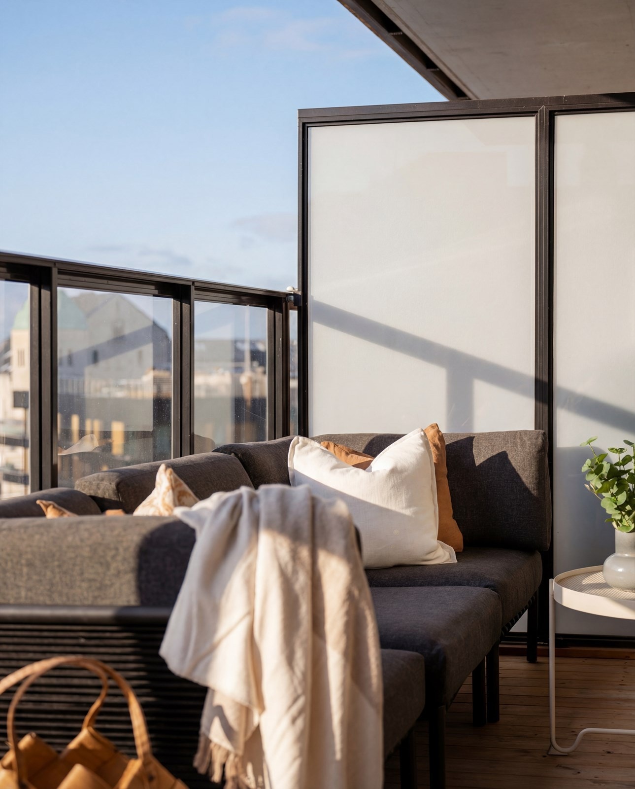 Med sine 10 m² byr den på generøs plass til lounge, grill og alt som hører til. Galleribilde