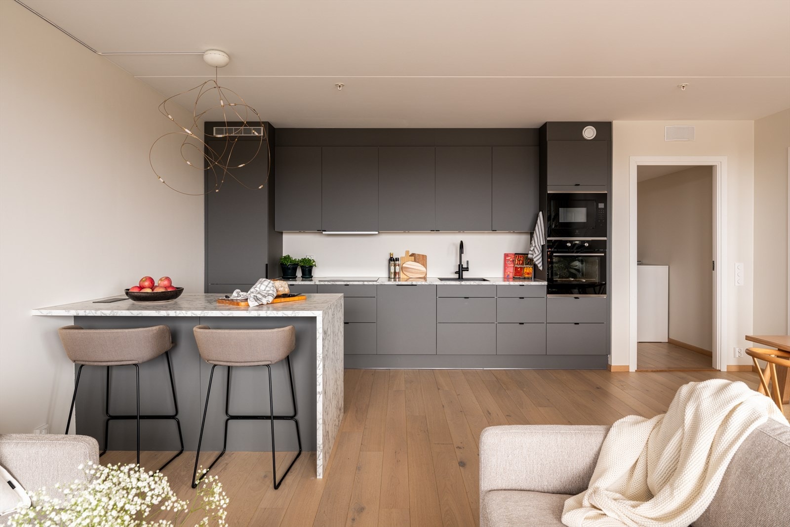 Eksklusivt og påkostet Aubo-kjøkken med integrerte hvitevarer, vinskap, stekeovn og mikrobølgeovn i høyskap, samt underlimt vask i silgranitt. Galleribilde