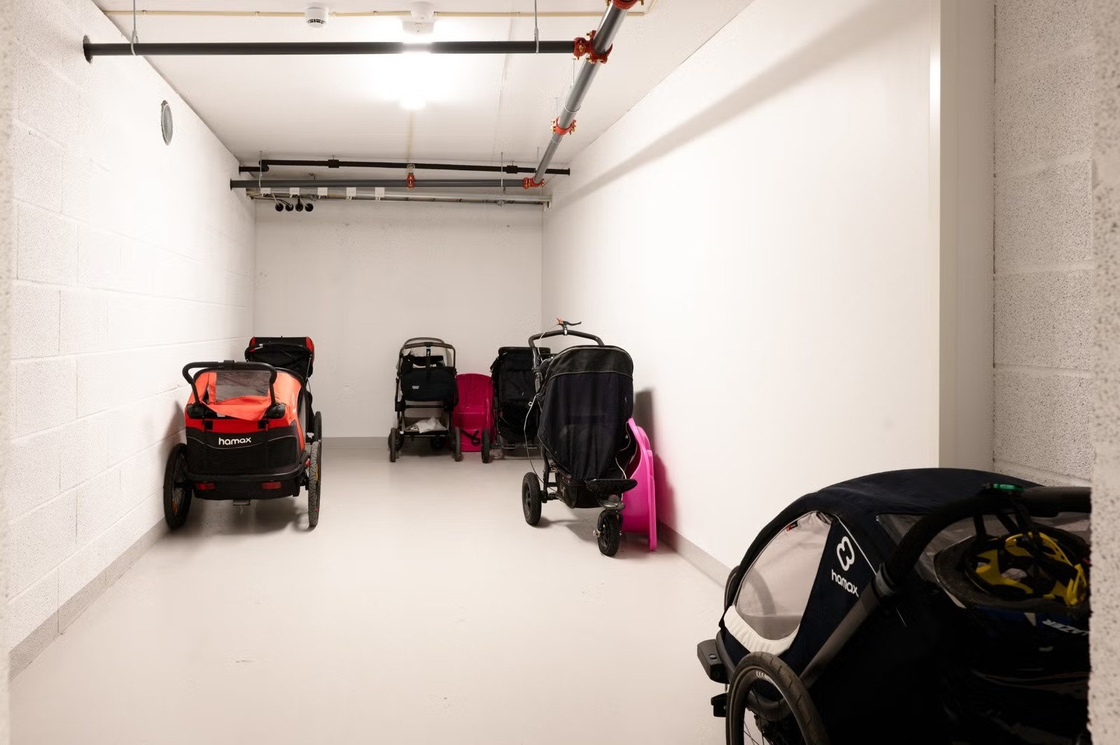 Fellesarealene er pent opparbeidet og godt utsyrt med alt man trenger for en enkel hverdag- Ikke noe problem med parkeringsplass til barnevogn her! Galleribilde