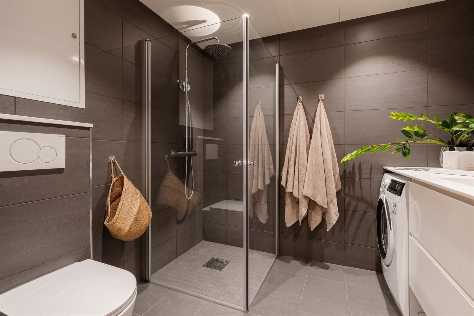 Videre har badet en romslig dusjnisje med regnfallsdusj og innfellbare glassdører. Galleribilde