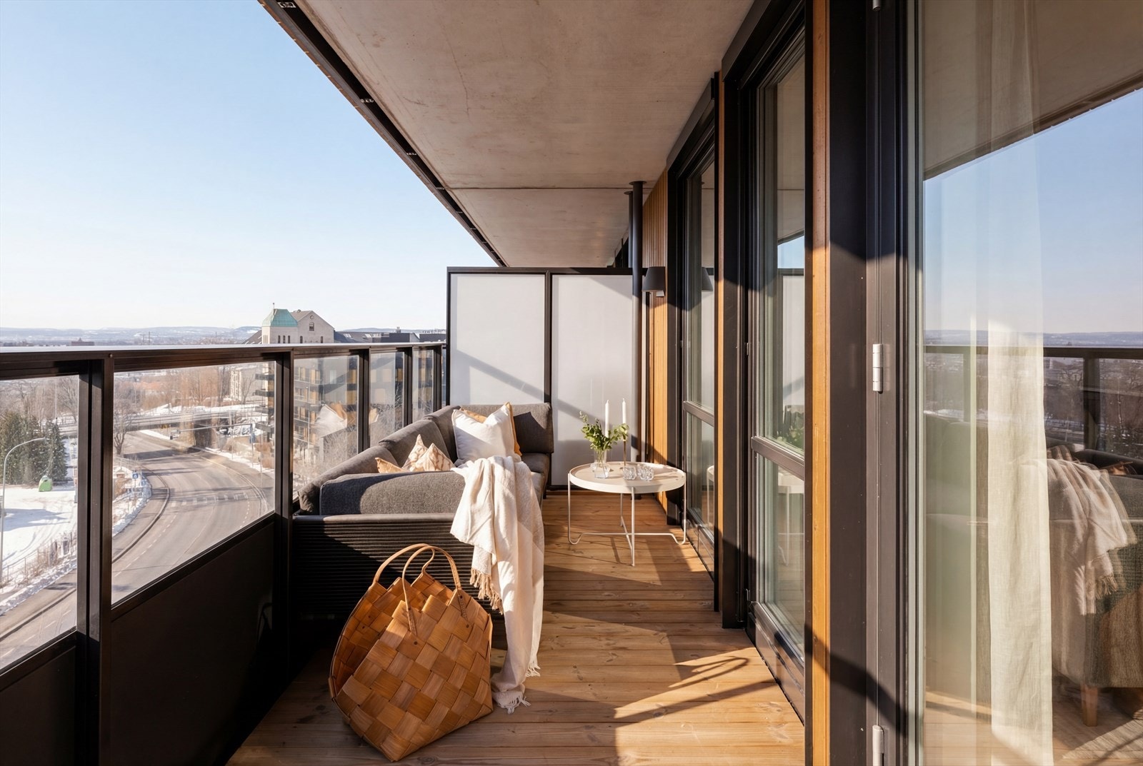 Her kan dere rusle ut på en stor og innbydende balkong vendt mot sydvestvendt. Galleribilde