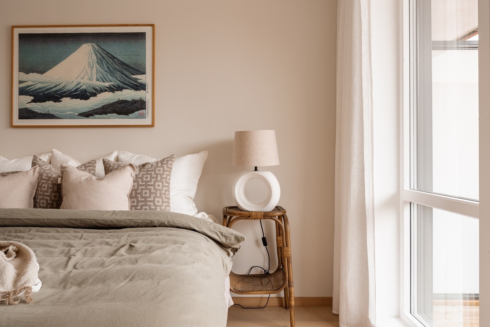 Rommet preges av delikate fargevalg og generøst lysinnslipp fra store vindusflater. Galleribilde