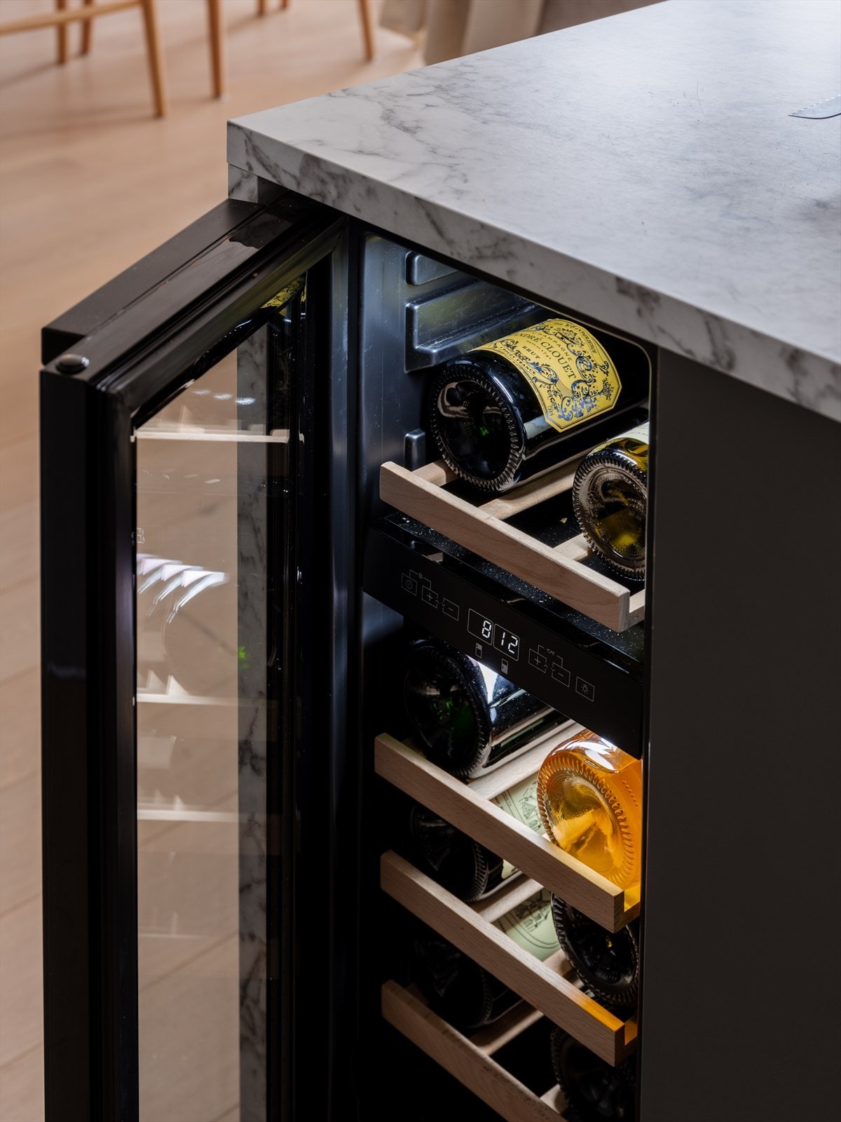 Integrert vinskap - perfekt når gjestene inviteres til innflyttingsmiddag. Galleribilde