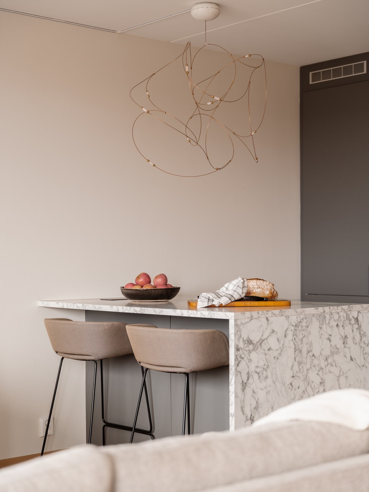 Flott halvøy med solide materialer og stilrent design. Galleribilde