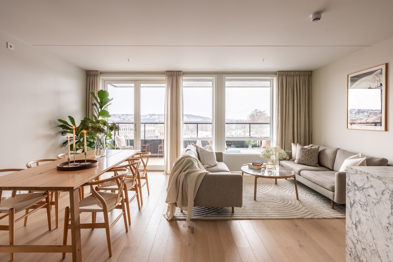 Høyt og fritt i 4. etasje! Takhøye vinduer sørger for svært gode lysforhold. Galleribilde