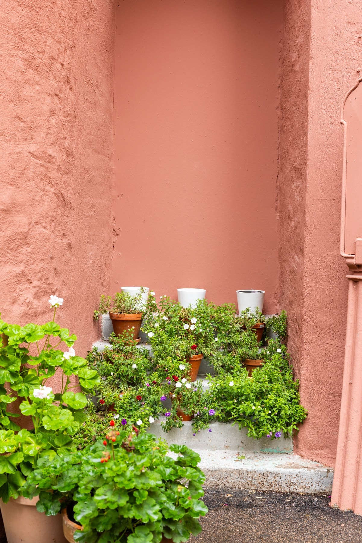 Leiligheten ligger i et av Oslos mest attraktive og ettertraktede områder, Majorstuen. Her bor du sentralt, men samtidig rolig, i en gate preget av klassiske bygårder og frodige bakgårder. Galleribilde