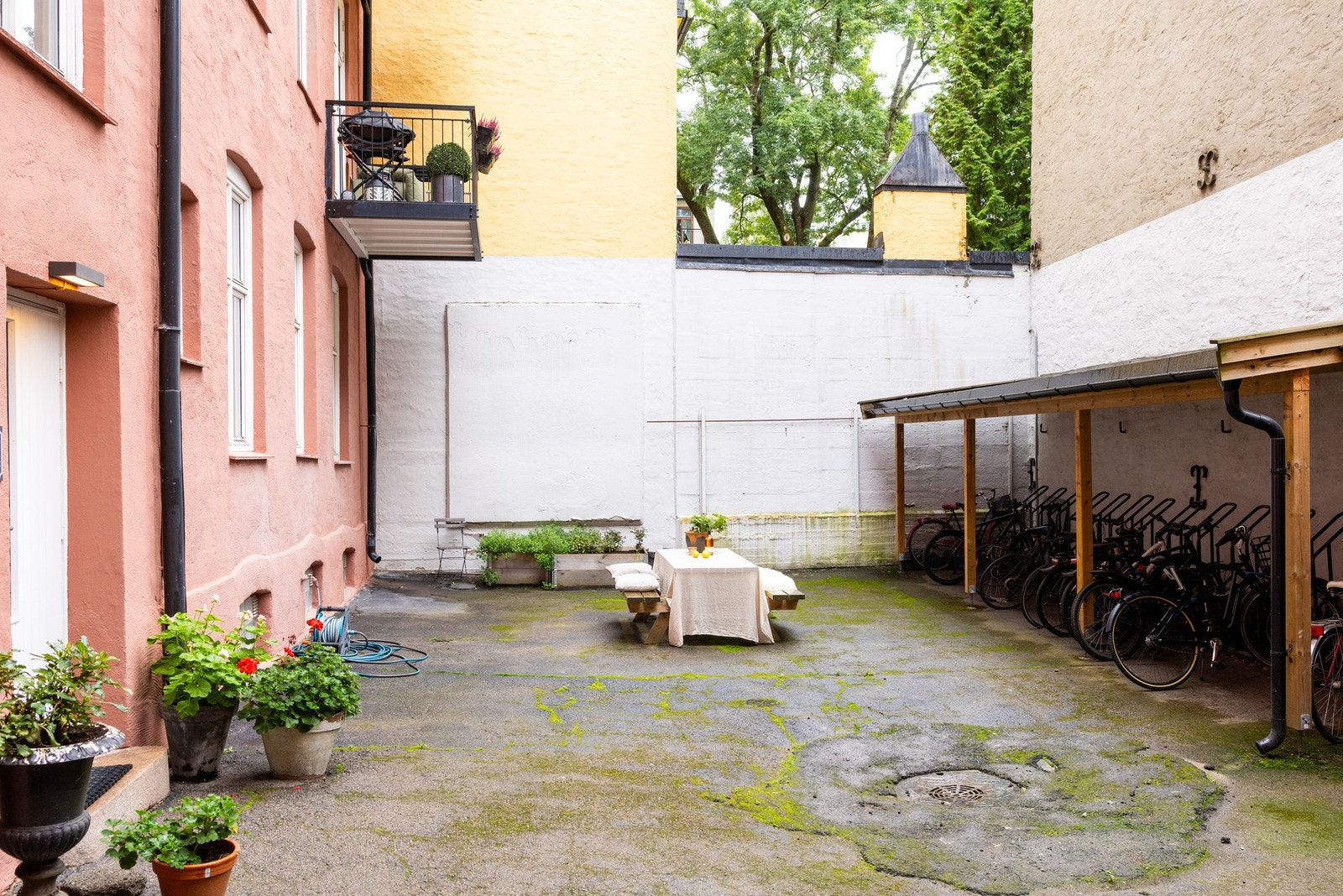 Sameiet har en hyggelig bakgård med sittegrupper og sykkelparkering. Galleribilde