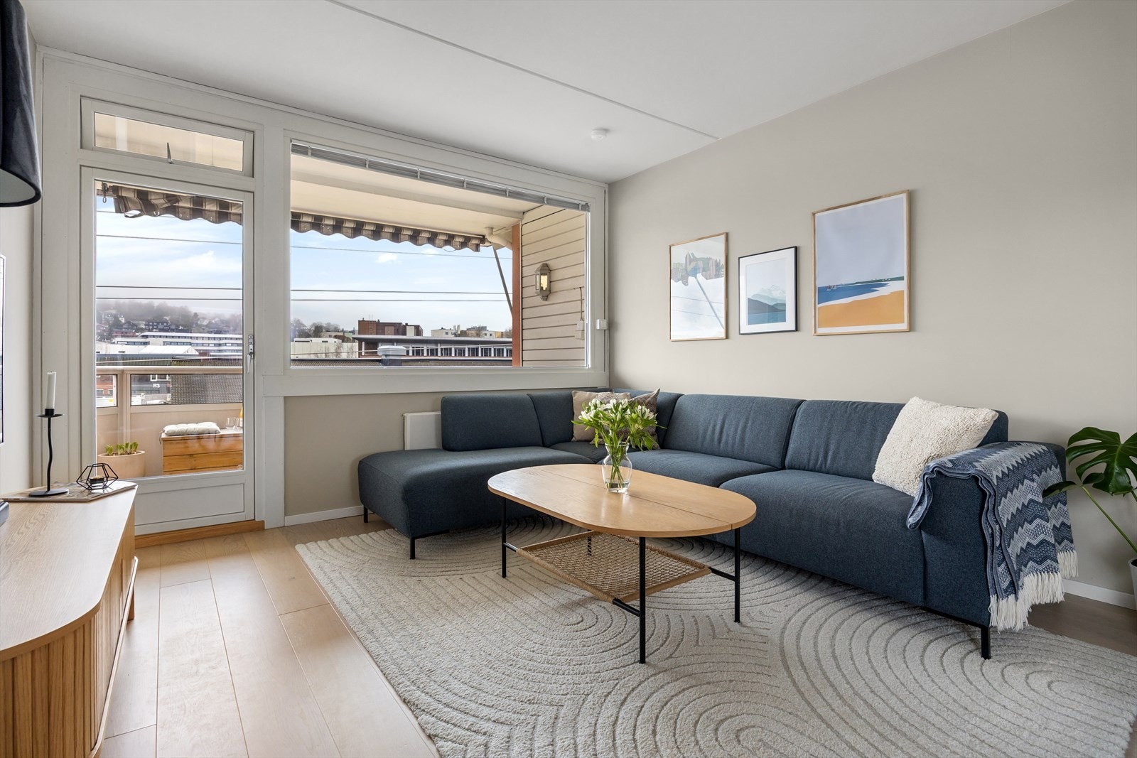 Moderne og lune fargevalg gjør det enkelt å innrede. I 2020 ble det lagt ny 1-stavs parkett i leiligheten, og alle overflater ble malt. Galleribilde