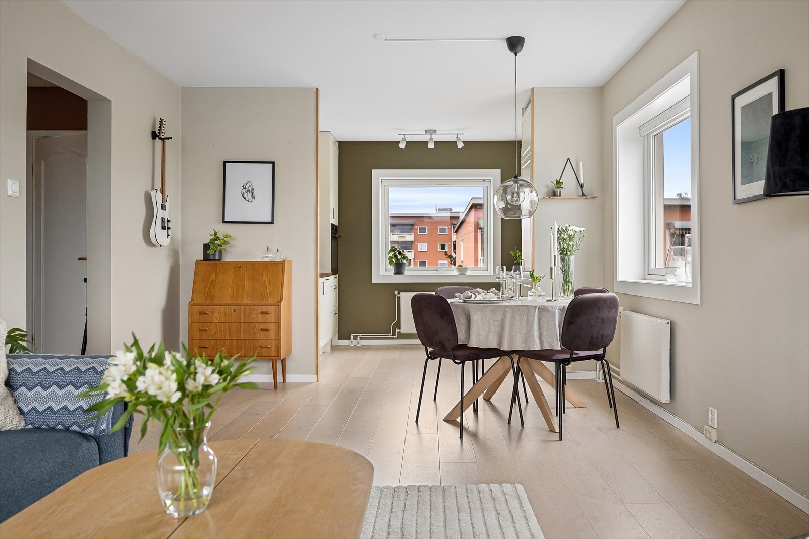 Gjennomgående planløsning gir en lys og luftig atmosfære. Galleribilde