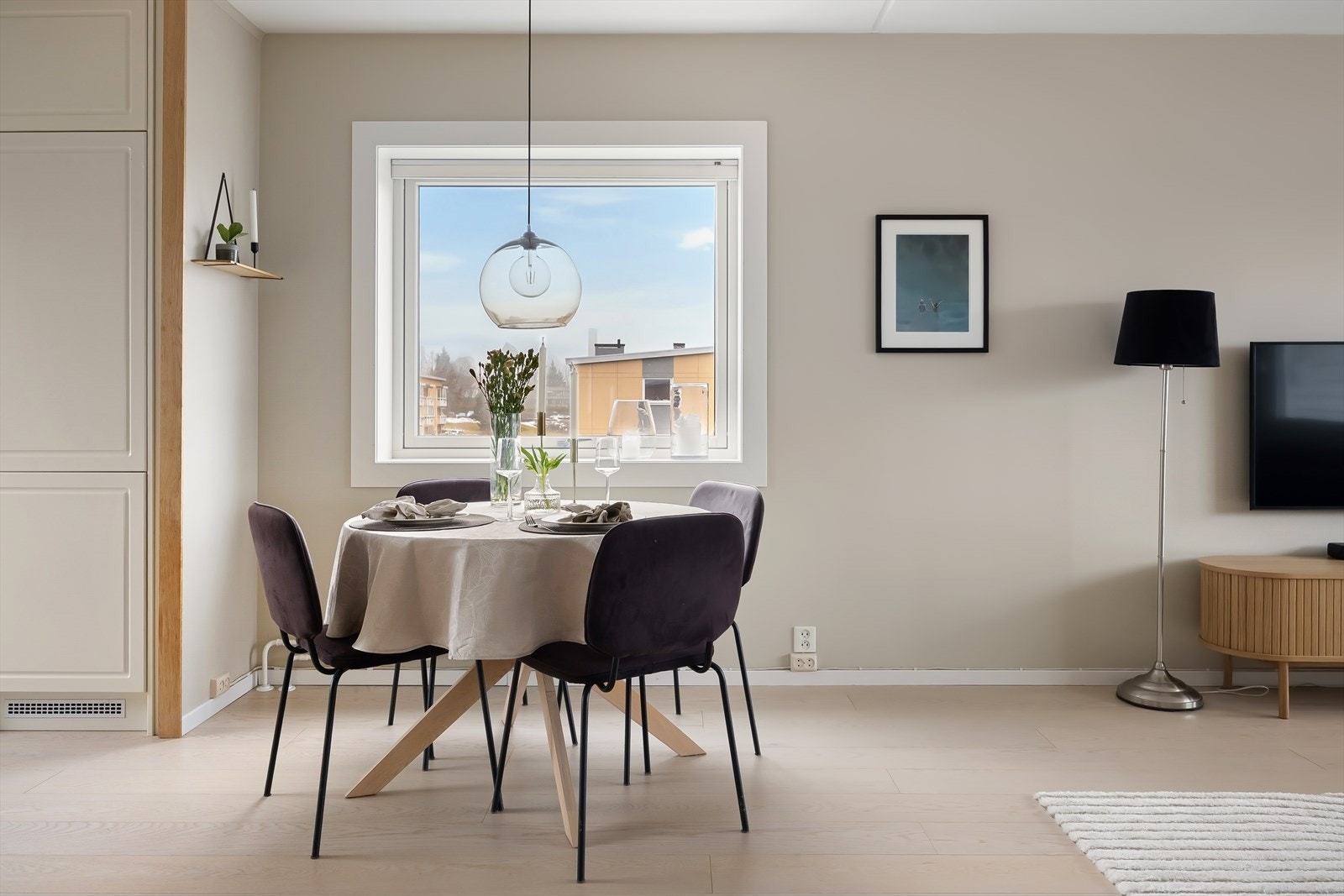 Ved kjøkkenet er det plass til en hyggelig spiseplass. Galleribilde