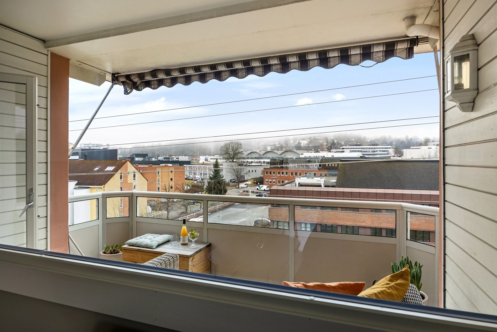 Store vindusflater sikrer godt lysinnslipp og fine solforhold. Vinduer og balkongdør er fra 2021. Galleribilde