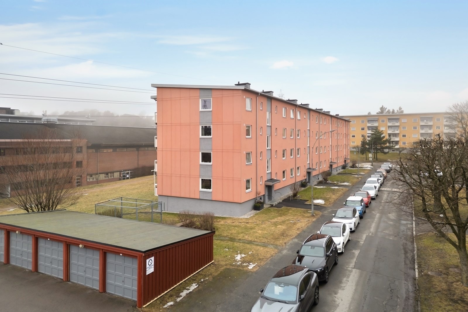 Fra leiligheten er det kort vei til offentlig kommunikasjon, skoler/barnehager, servicetilbud og de fleste andre fasiliteter du trenger i hverdagen. Galleribilde