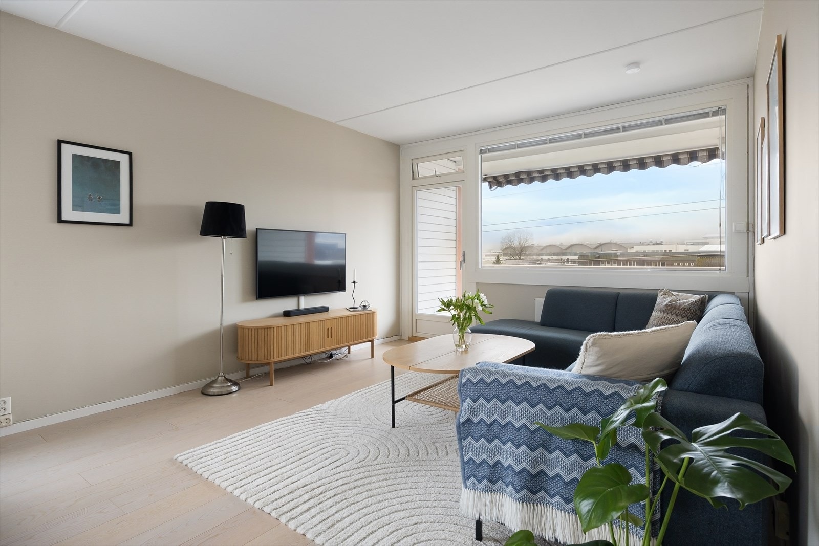 Lys og innbydende stue med god plass til sofagruppe, tv-seksjon og spiseplass. Galleribilde