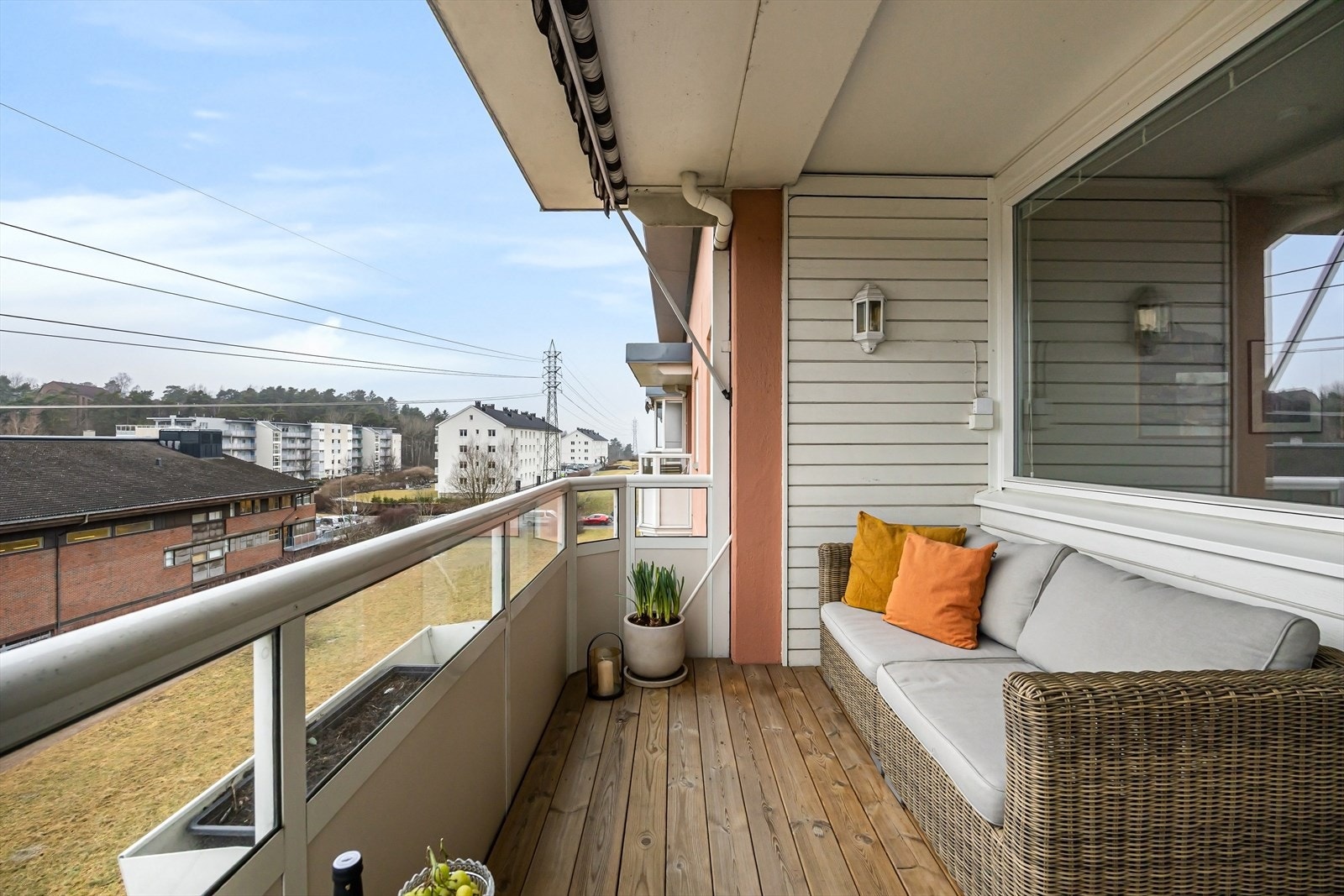 Fra stue er det adkomst til solrik, overbygget balkong på ca. 7 m². Her er det fin plass til utemøbler, grill m.m. Balkongen er sydvestvendt. Galleribilde