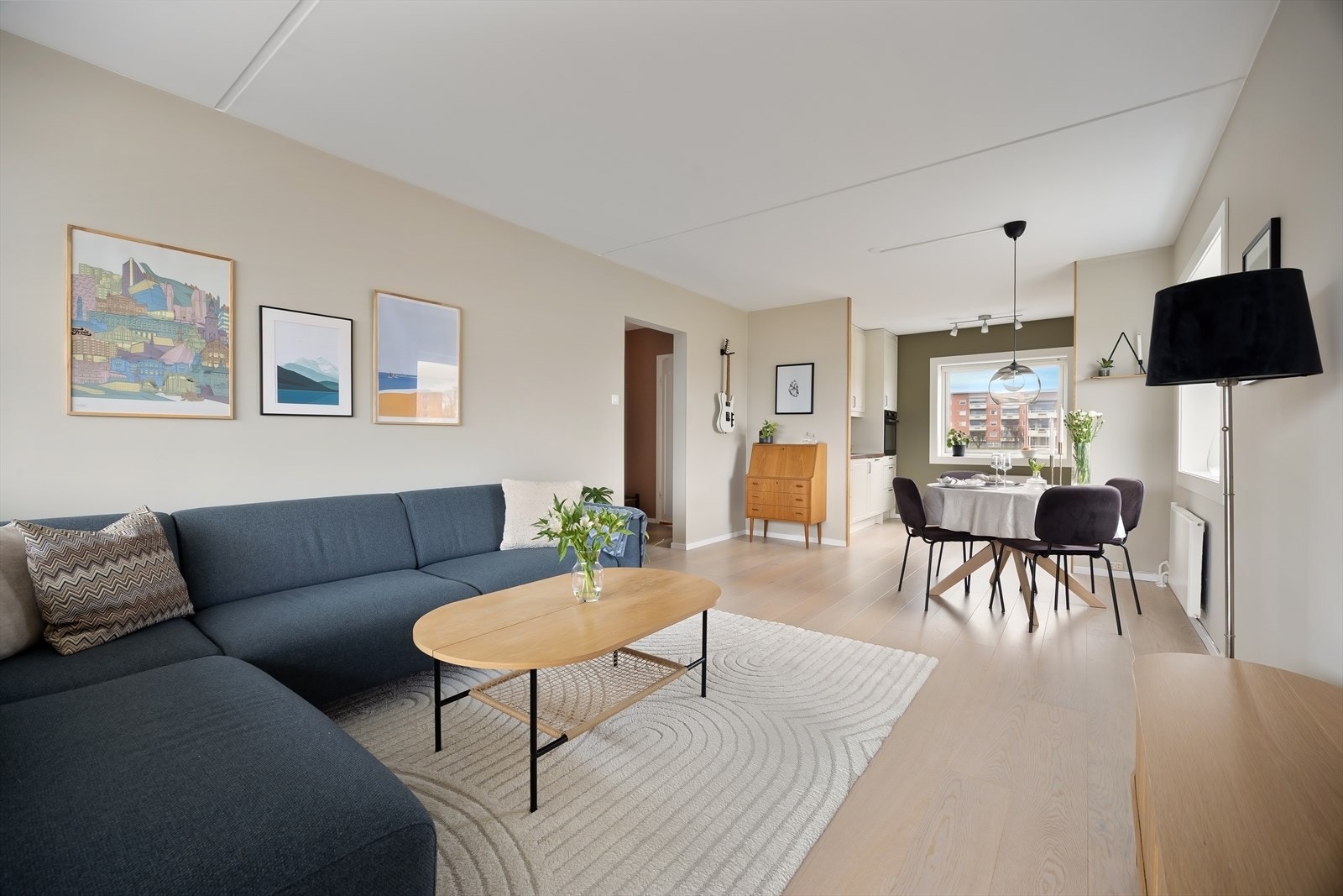 Det er fin plass til egen sofakrok i stue. Galleribilde