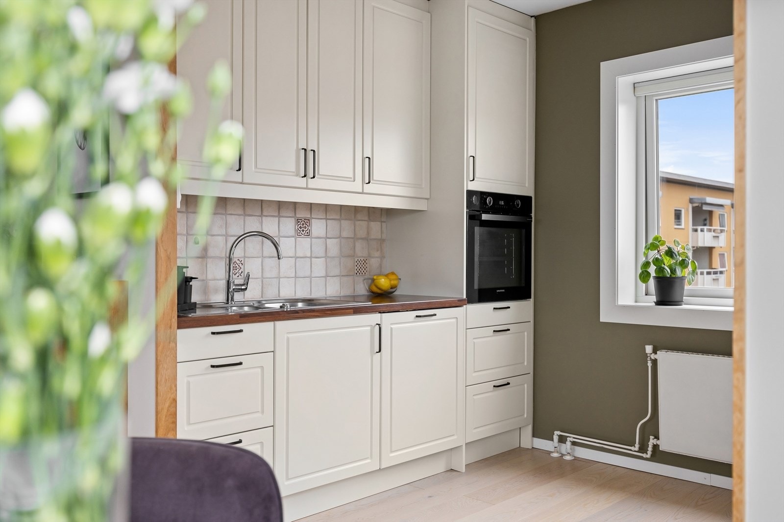 Kjøkkenet er fra 2010, med nytt blandebatteri montert i 2026. Det er også utstyrt med lekkasjestopper. Galleribilde