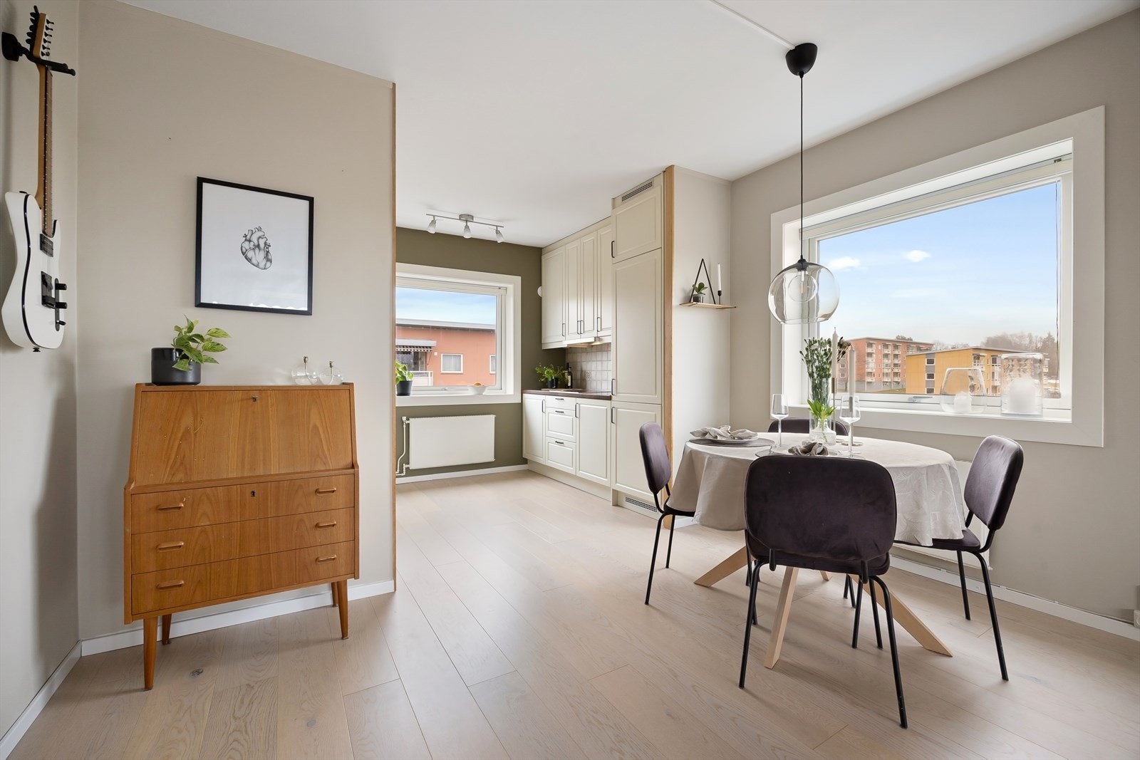 Boligen har en god planløsning med en åpen og sosial løsning mellom kjøkken og spiseplass. Galleribilde