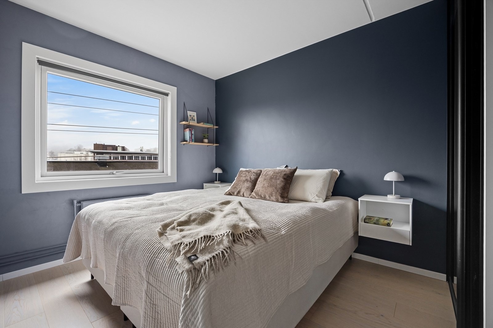 Soverom | Romslig soverom med god plass til dobbeltseng og tilhørende nattbord. Galleribilde