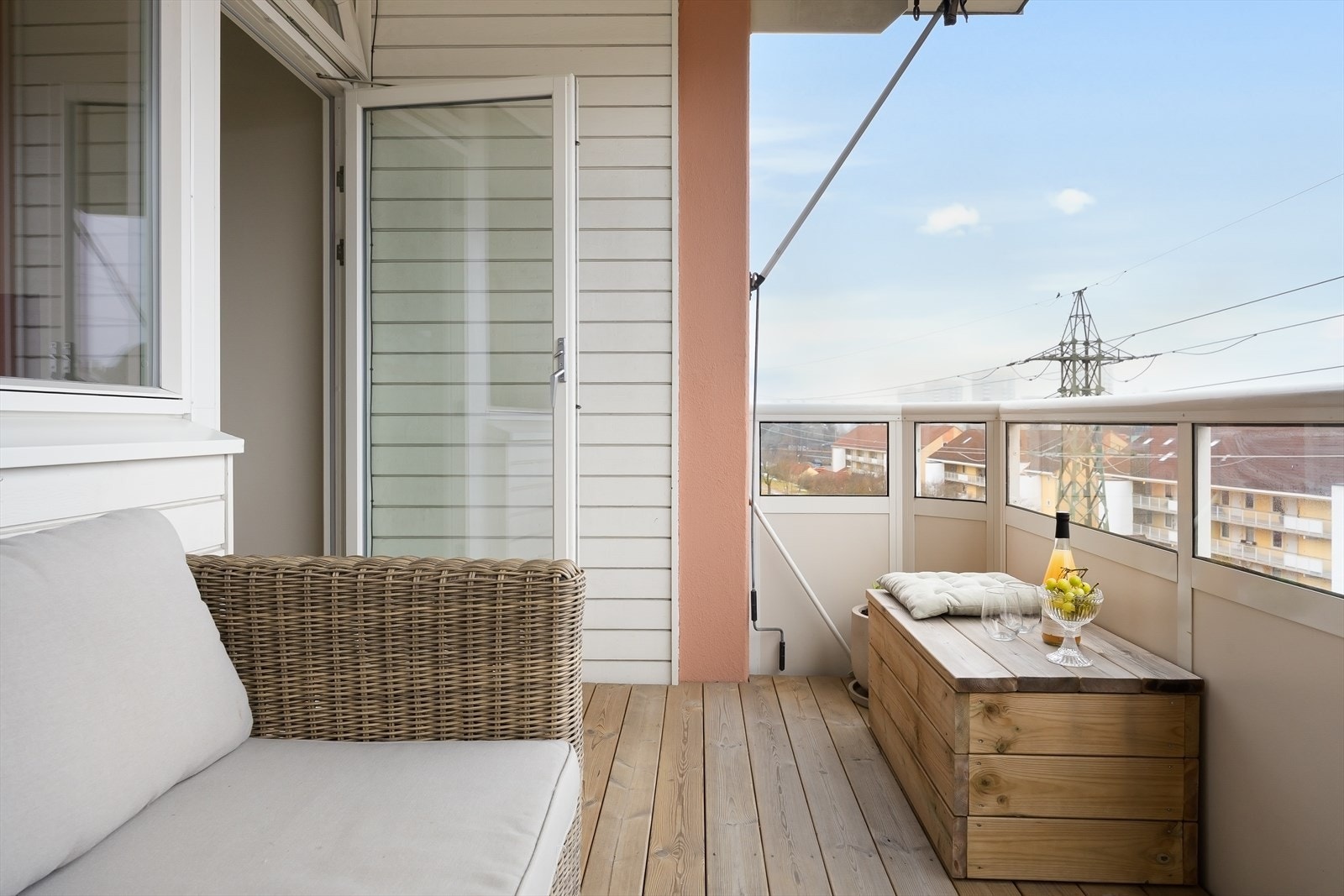 Her kan du nyte lange sommerkvelder og hyggelig utsyn mot grøntareal. Balkongen er utstyrt med stikkontakt, markise og belysning. Galleribilde