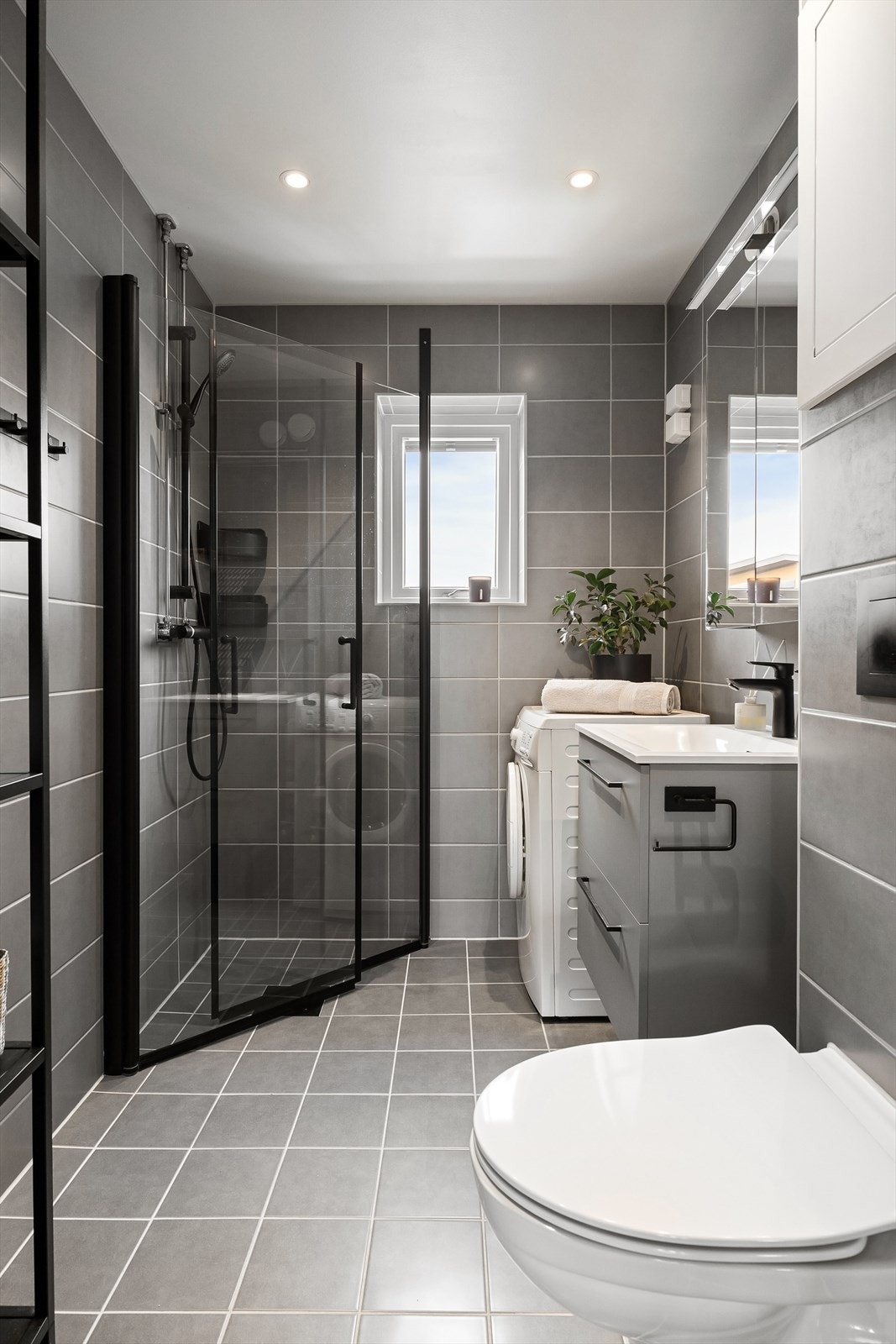 Baderommet | Lekkert, flislagt bad rehabilitert i regi av borettslaget i 2021, hvor røranlegget også ble byttet. Galleribilde