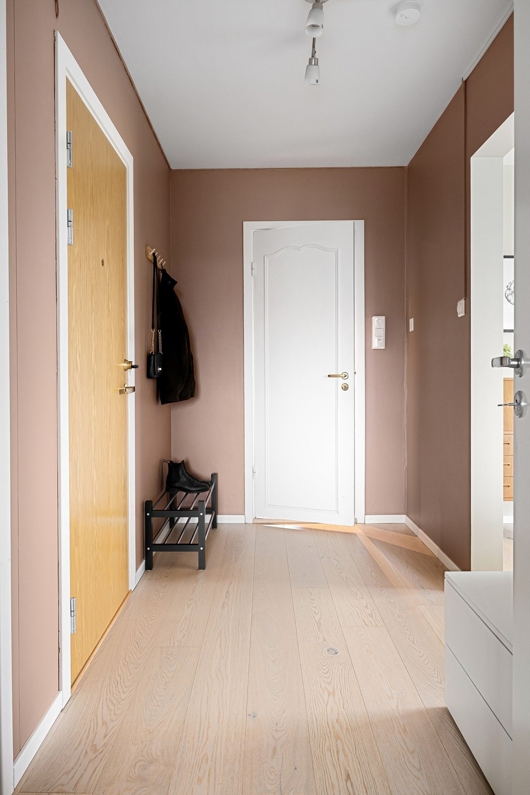 Romslig entré med praktisk garderobekott som er utstyrt med skyvedører. Det medfølger også en kjellerbod på ca. 4 m². Galleribilde