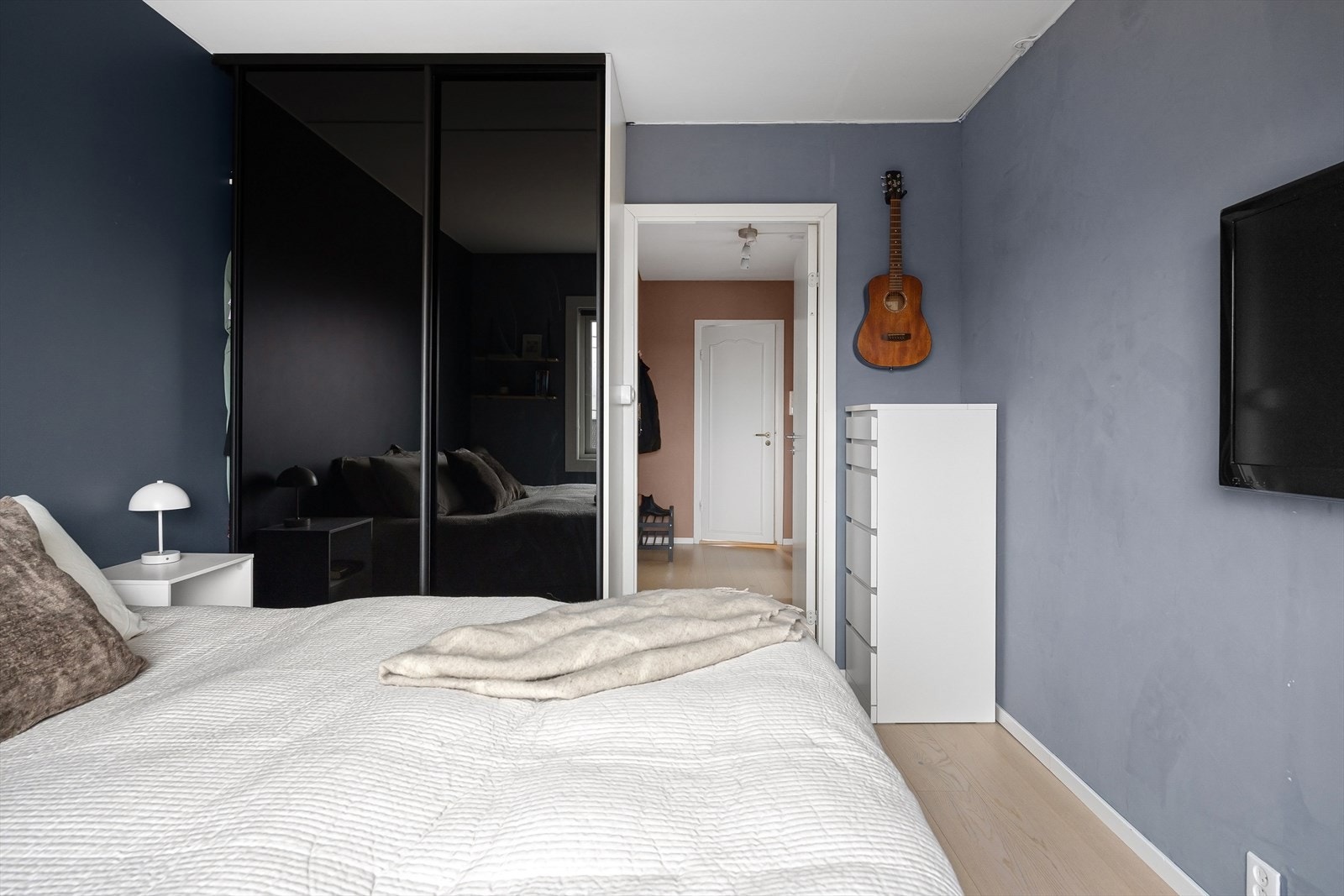 Praktisk garderobeskap med god plass til oppbevaring. Galleribilde