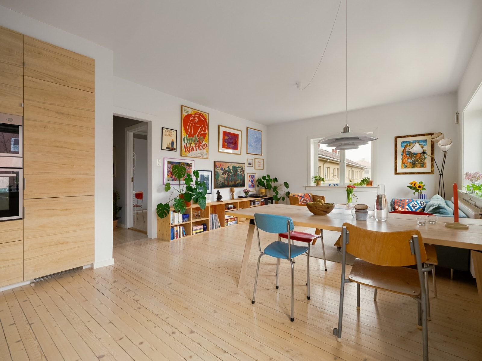 Om du står på kjøkkenet og snur deg er det omtrent dette du ser. Ganske sosialt altså. Galleribilde