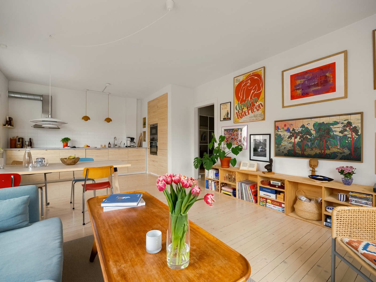 Altså, volumet i dette rommet er bare helt nydelig! 30 kvm. stue anyone? Galleribilde