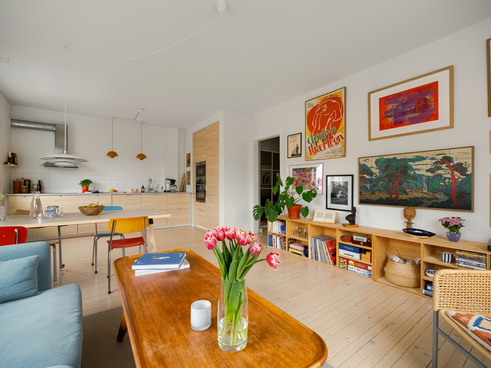 Her får du også den digge kombinasjonen av moderne standard og klassiske detaljer. Kjøkkenet var nytt i 2021 og badet ble pusset opp i regi av borettslaget i 2004. Galleribilde