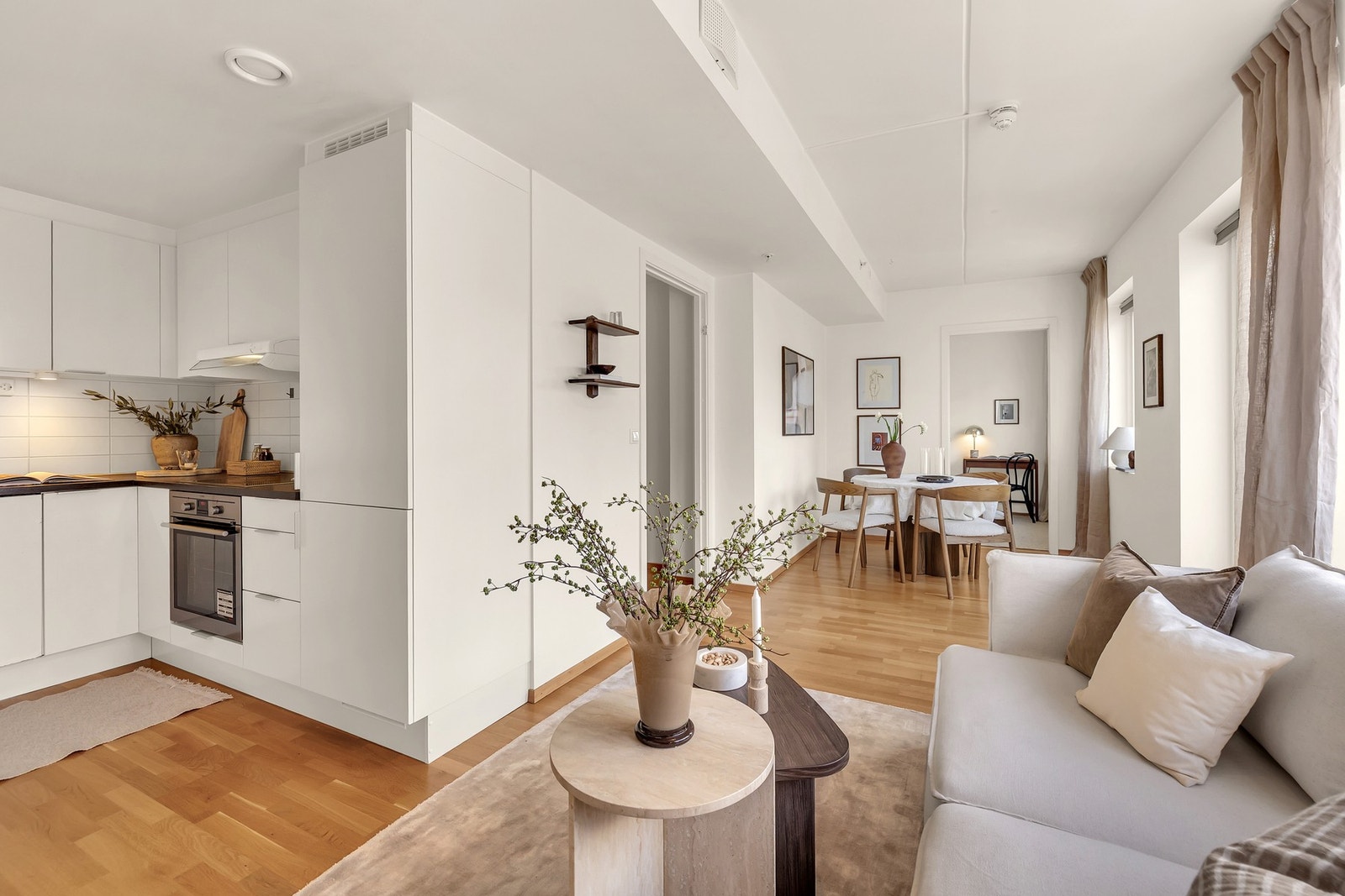 Boligen har delvis åpen stue- og kjøkkenløsning. Galleribilde