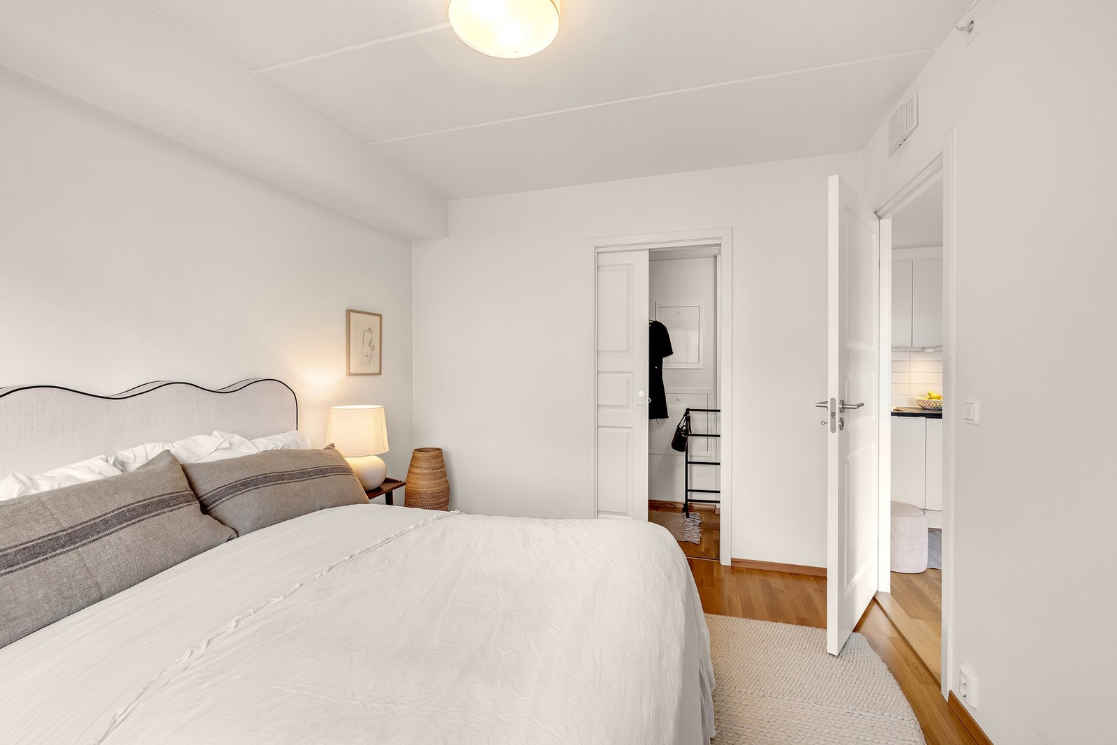 Fra rommet er det direkte tilkomst til innvendig bod/ walk-in closet. Galleribilde