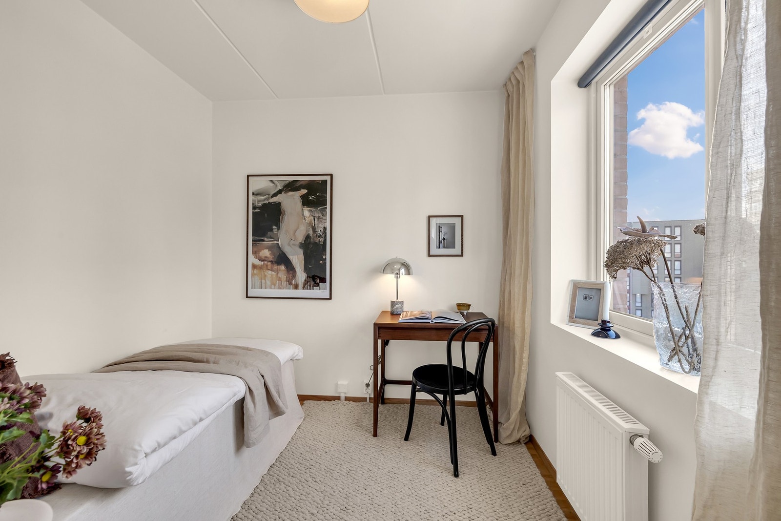 Romslig og delikat soverom med god plass til seng og ønsket møblement. Galleribilde