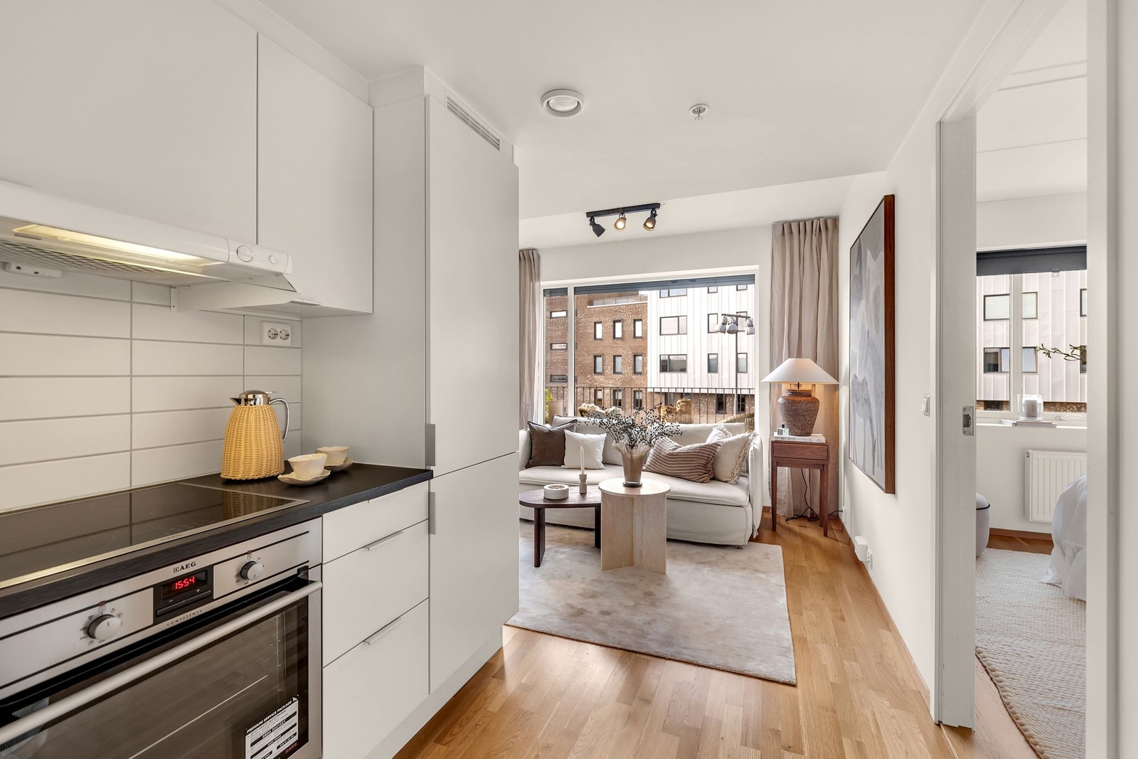 Delvis åpen løsning mellom stue og kjøkken som gir en luftig og sosial romfølelse. Galleribilde