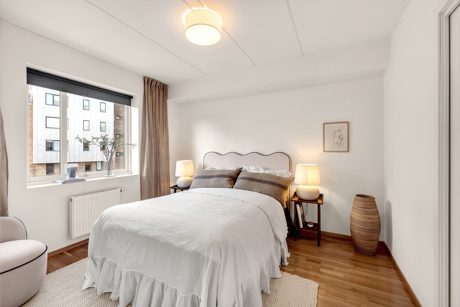 Soverom nr.2 er av sjenerøs størrelse med god plass til dobbeltseng, nattbord og ønsket møblement. Galleribilde