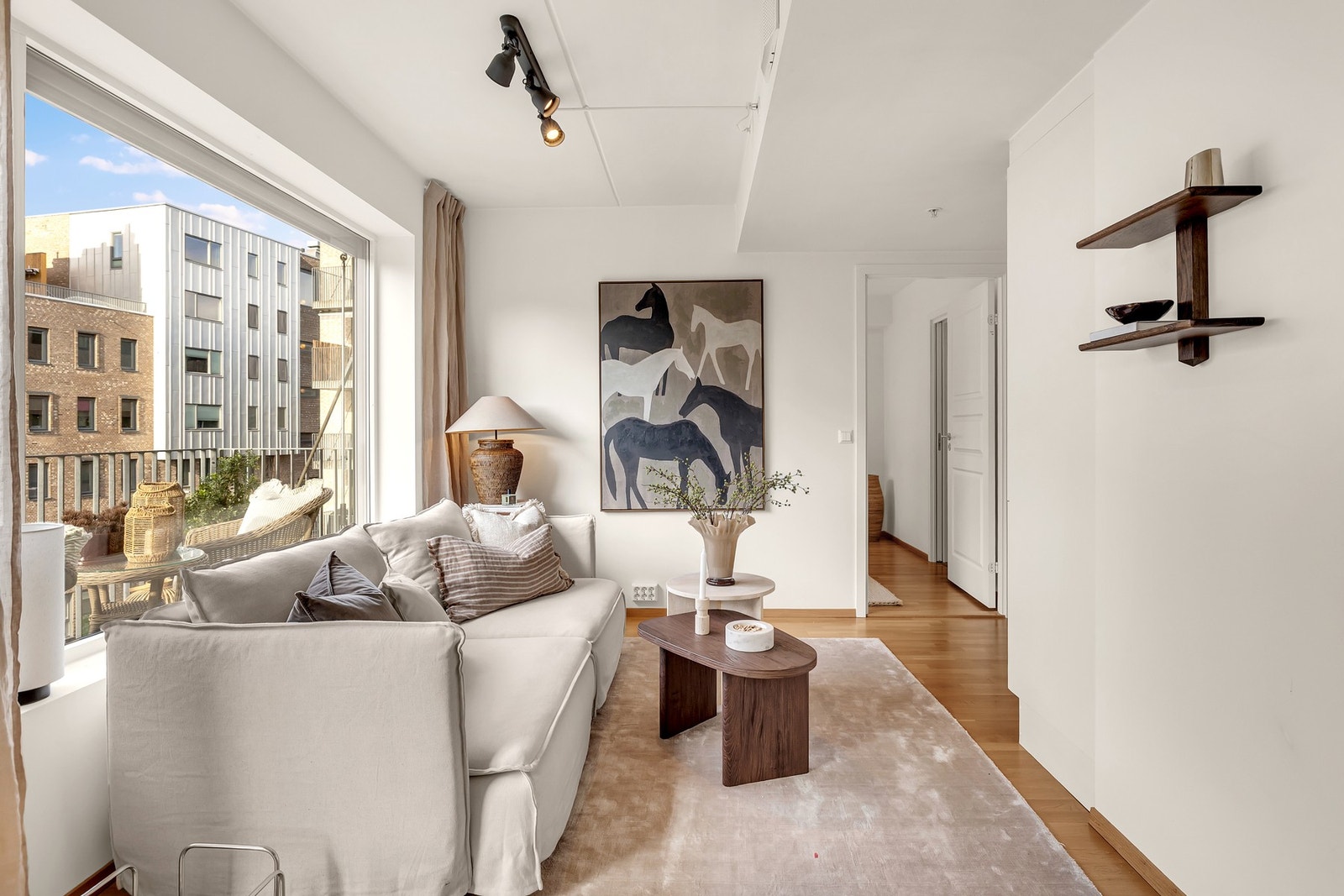 Det er god plass til sofa med tilhørende møblement. Galleribilde