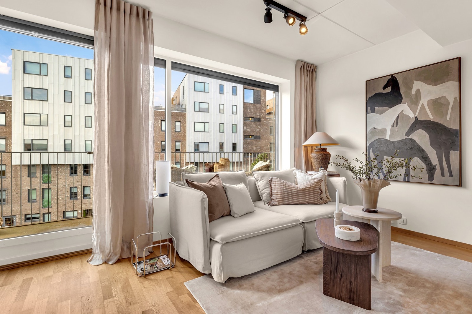 Stuen er av sjenerøs størrelse med store vindusflater som slipper inn rikelig med naturlig lys. Galleribilde