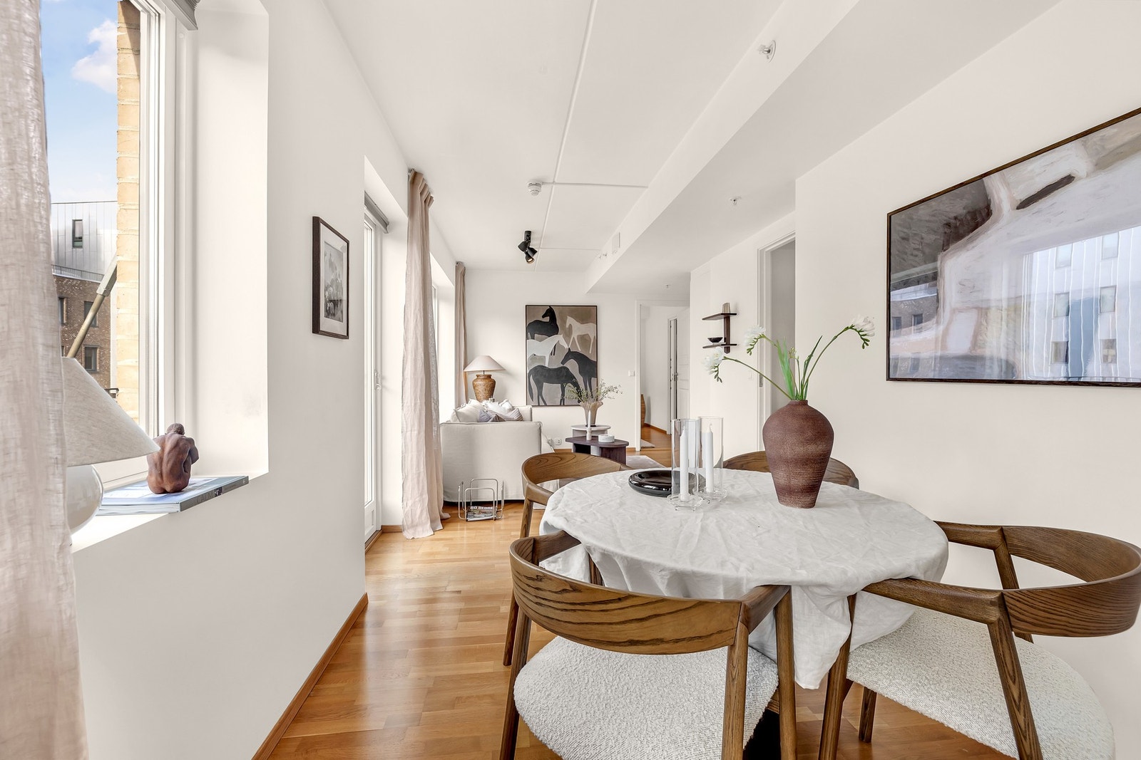 I stuen er det god plass til spisebord - Her kan man nyte et herlig måltid med venner og familie. Galleribilde