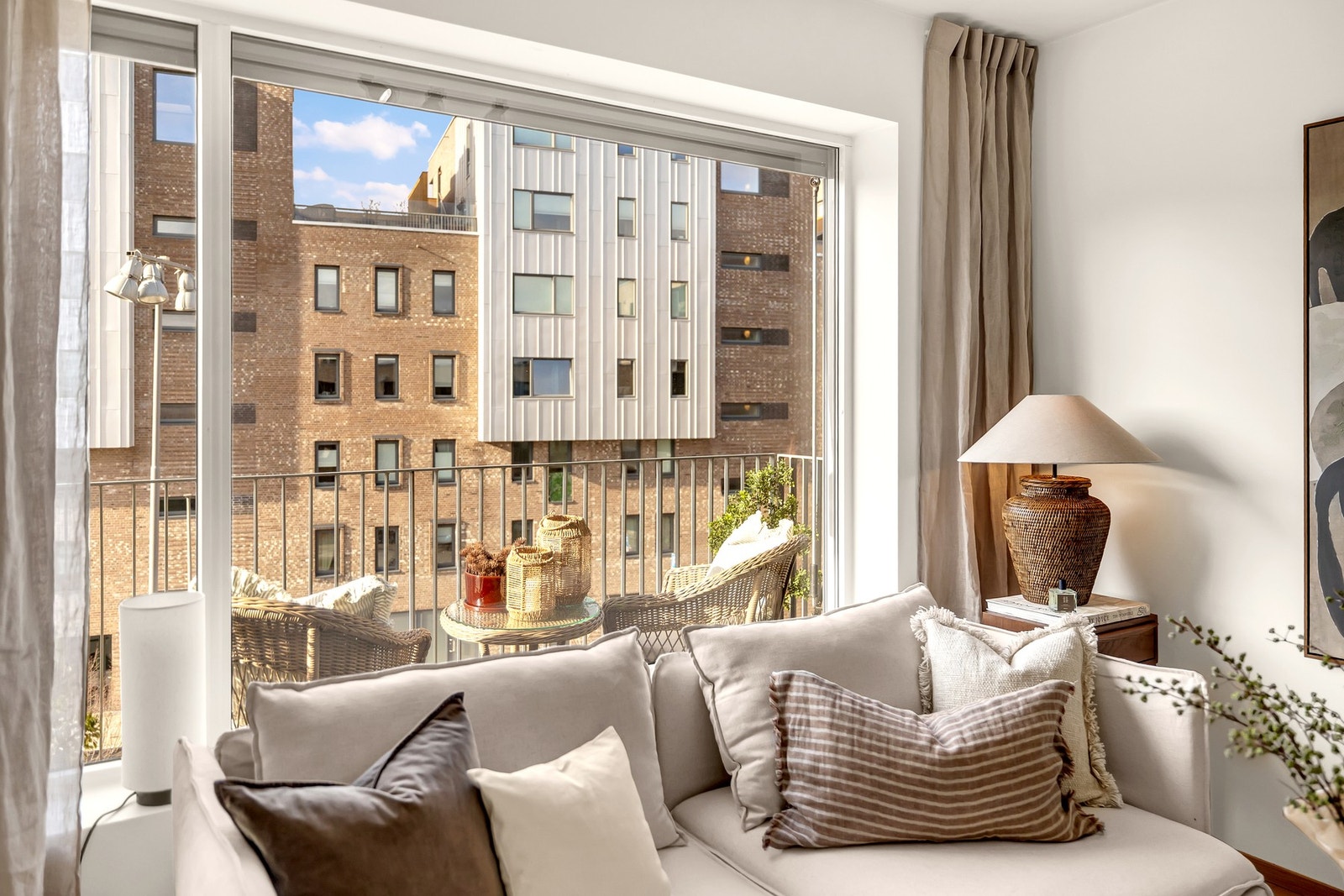 Fra stuen er det utgang til en herlig og romslig balkong. Galleribilde