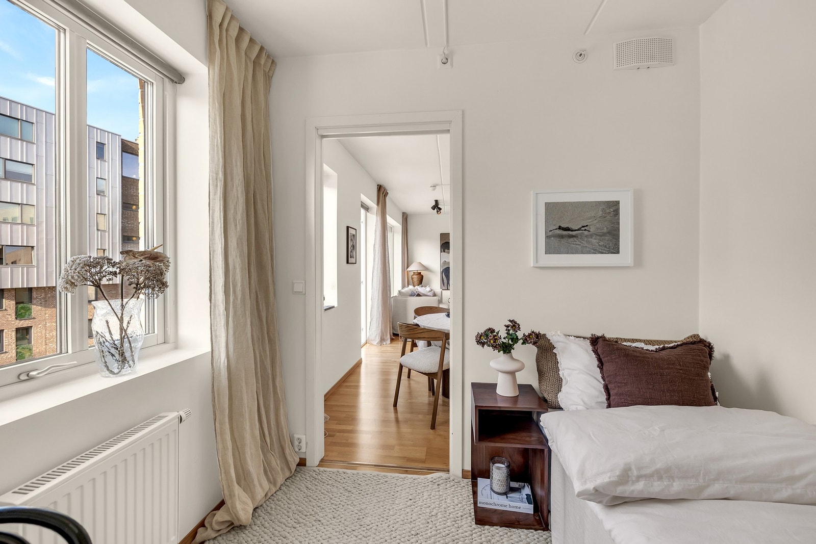 Rommet er av god størrelse og det store vinduet slipper inn godt med lys. Galleribilde