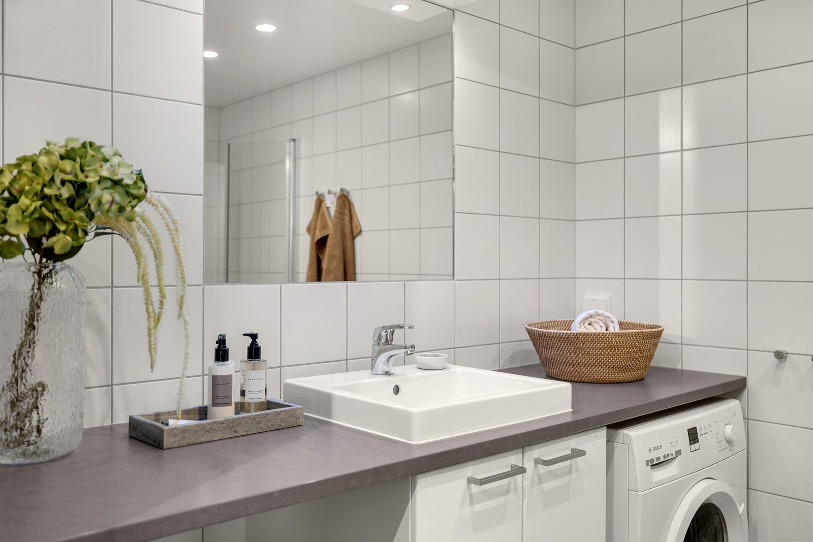 Det er opplegg for vaskemaskin. Elektriske varmekabler i gulv. Galleribilde