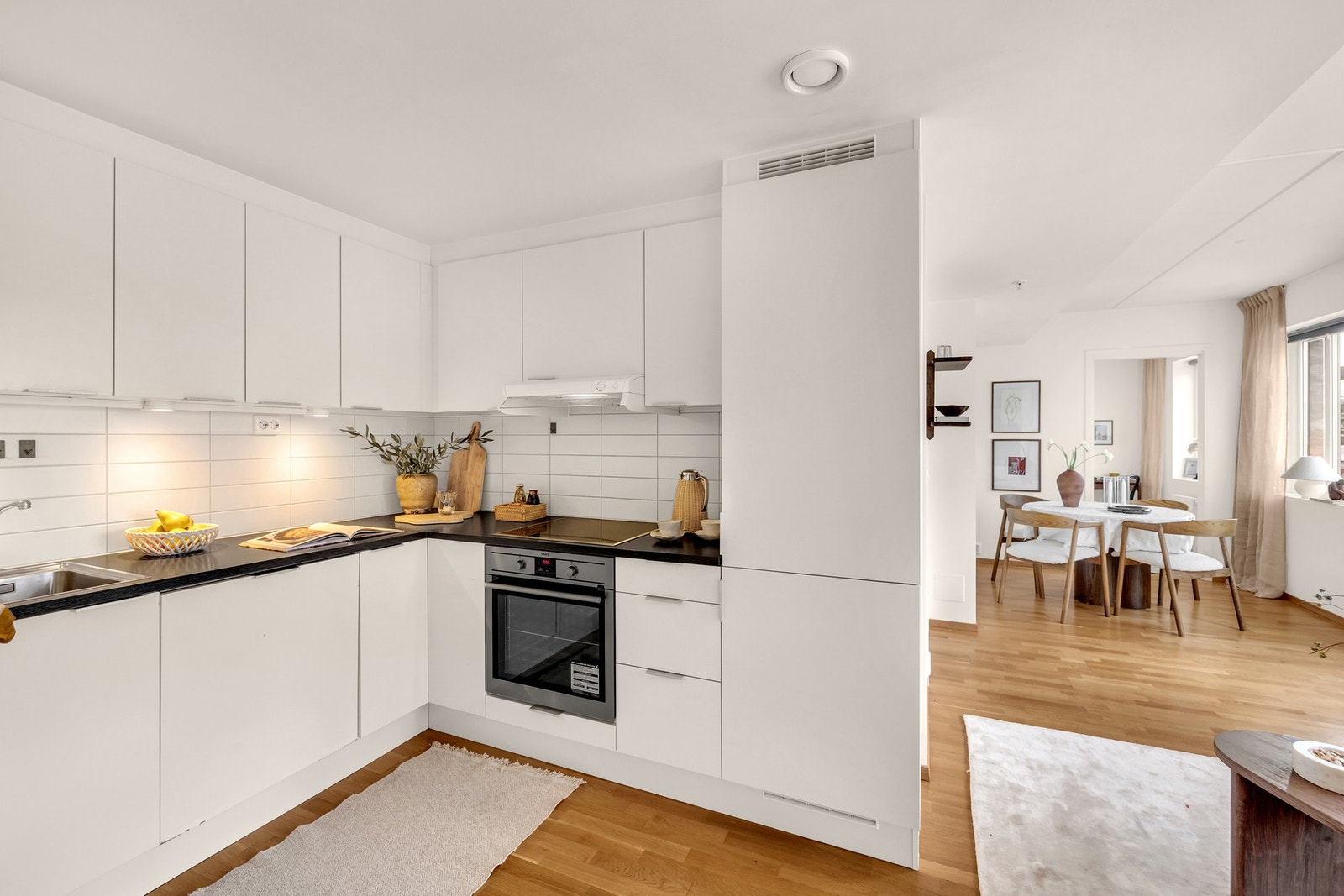 Kjøkkenet er av god størrelse og har rikelig med skap- og benkeplass. Galleribilde