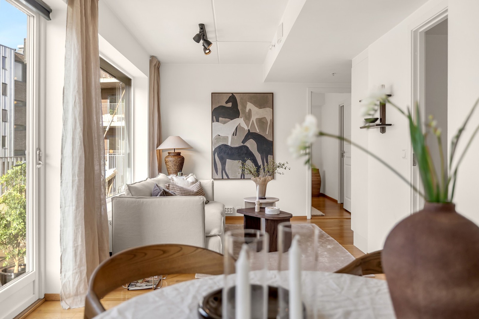 Den lyse og romslige stuen innbyr til hyggelige stunder, med god plass til både avslapning og sosialt samvær. Galleribilde