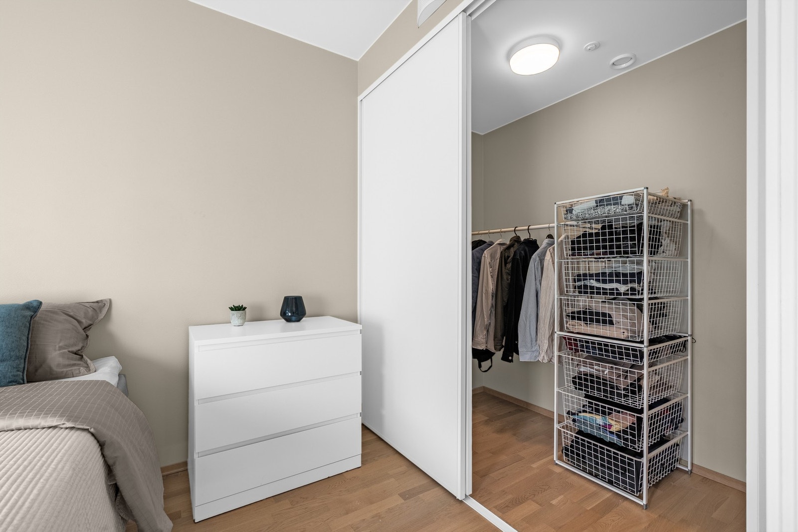 I enden av rommet et eget garderoberom/walk-in-closet bak skyvedører! Galleribilde