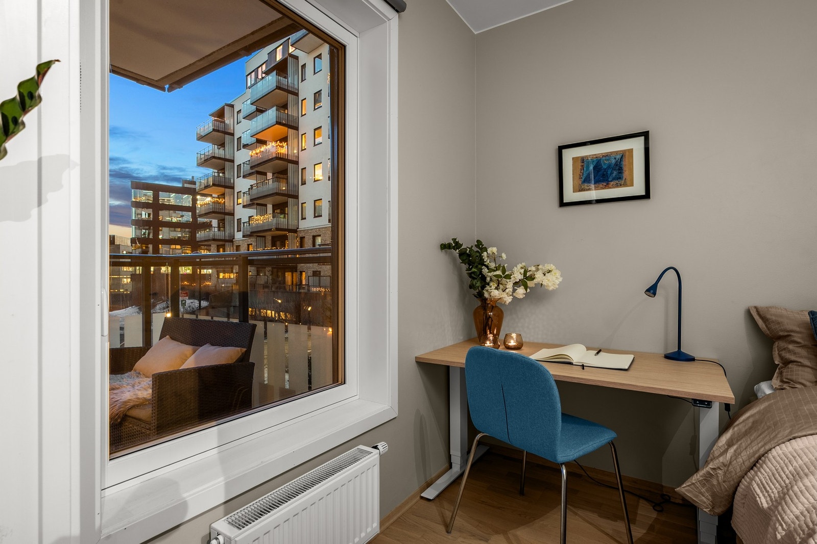 Veggene er malt i en beige fargetone og du har store vindusflater med bred vinduskarm til blomster eller pynt. Galleribilde