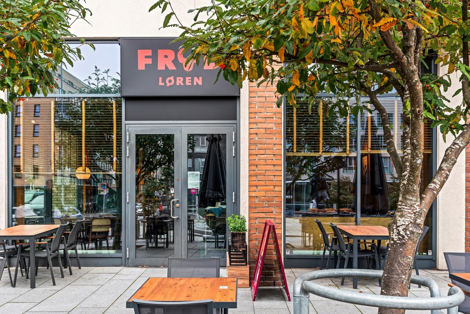 Godt utvalg av restauranter med mer langs Lørennveien og ved torget Galleribilde